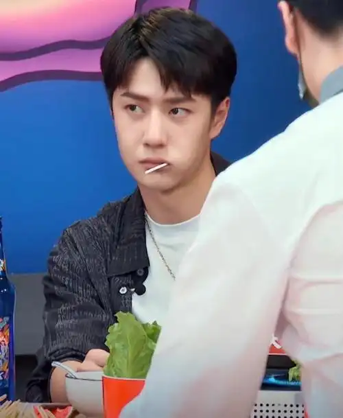 王一博街舞5又在吃棒棒糖