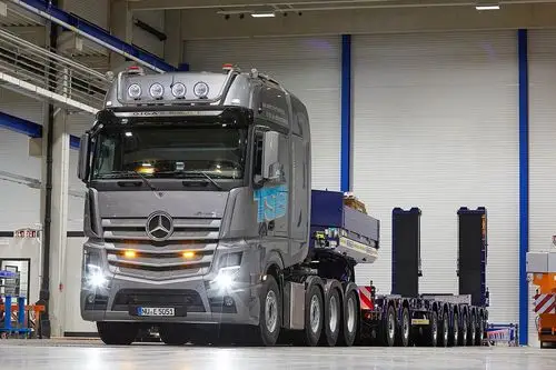 奔驰大件牵引车里程碑!第500辆actros slt重拖交付德国tsb运输