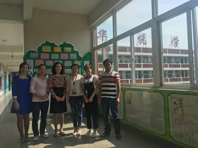 我系老师与毕业生,华悦学校校长合影留念