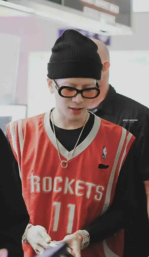 王嘉尔机场私服look,身穿姚明11号球衣搭配毛线帽,美式运动风格,行走