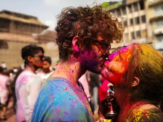 撒红节上,一对情侣情不自禁的热吻.