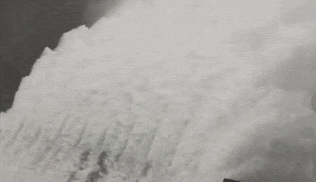 今天新安江开闸泄洪农夫山泉和千岛湖鱼头瞬间飞出泄洪威力很大岸边绝