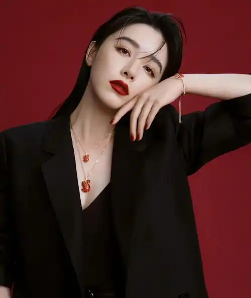 阚清子黑色深v长裙写真优雅大气明艳动人