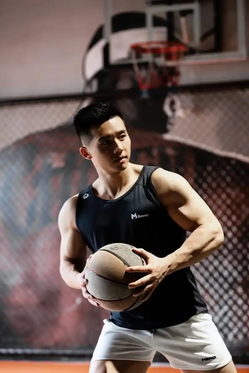 成为篮球小哥哥,你要不要尝试一下?#男生篮球运动风穿搭 #运 - 抖音