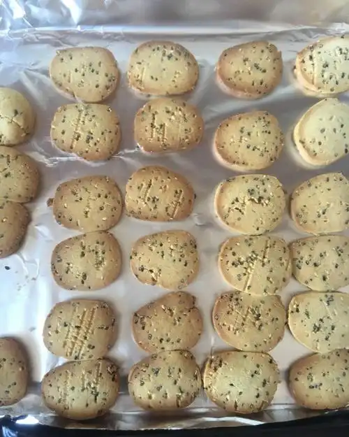 小情人叫乐乐做的芝麻饼干做法(烤箱烤饼干)
