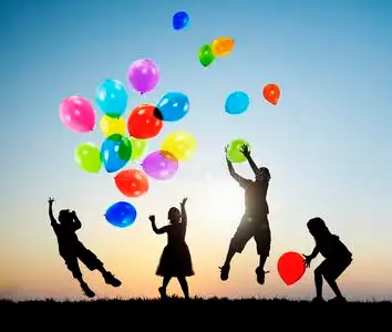 孩子们在户外一起玩气球照片