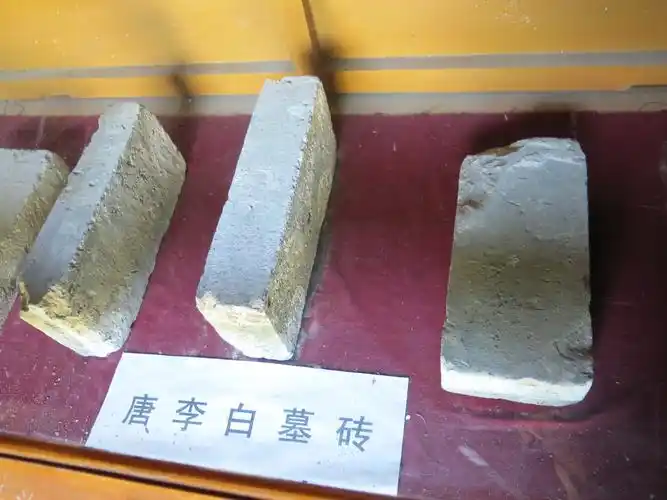 太白公园是以李白墓为核心建的公园背靠大青山可谓山清水秀几乎没有