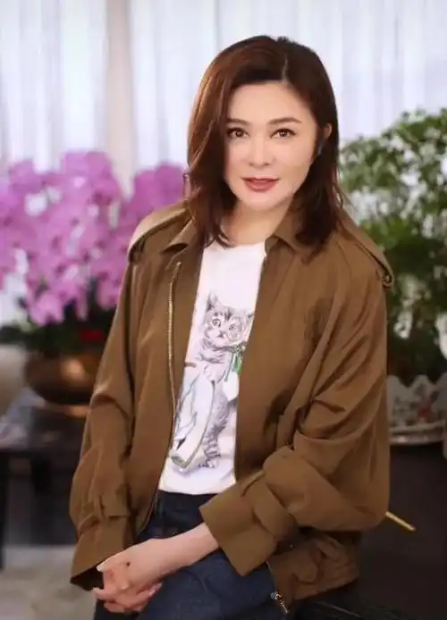 61岁关之琳现身酒吧,一点也不显老,网友:比我们村大娘看着年轻