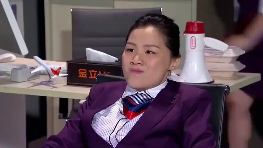小品机场培训师金靖扮演刁蛮乘客各种挑刺引爆笑