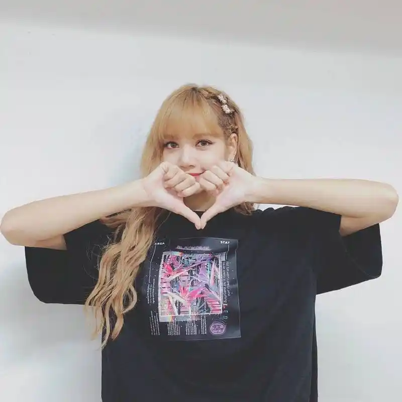 lisa才不是傻白甜穿衣造型时髦前卫烂大街白t也能穿出高级感