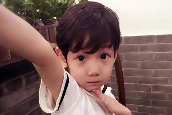 杨雨辰给人的感觉是很懂事,有礼貌而且很有教养,可是当大家看到杨烁的