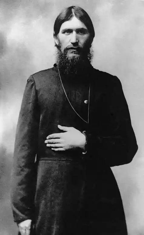 被打死,正要处理他的尸体,没想到他突然醒过来,猛掐尤苏波夫的脖子