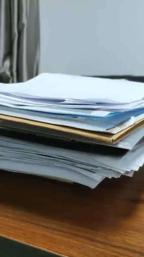 只有加班的文件和泡面陪我.