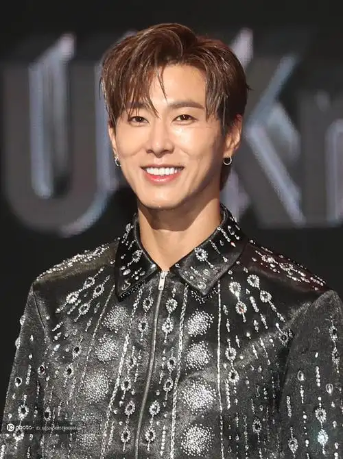 东方神起郑允浩举办solo专辑showcase颜值暴增荷尔蒙四射疯狂撩粉