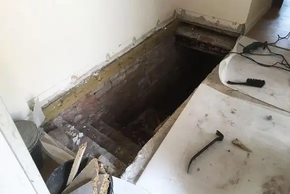 英国夫妇翻新旧屋意外发现地下室,自己动手改造成小型游乐园