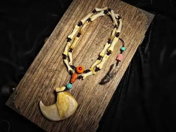 骨类文玩的特点和区别,包括牛骨,象骨,鹿骨等,以及各种骨雕制品的工