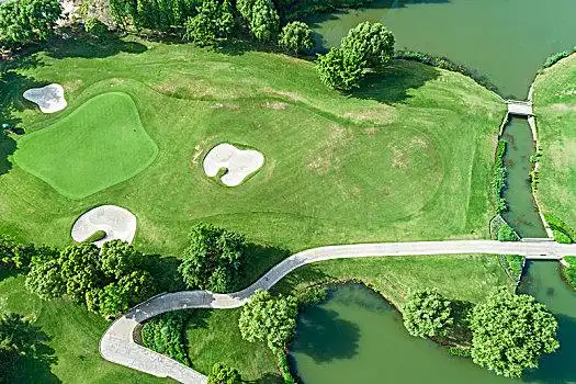 鸟瞰美丽的绿色高尔夫球场