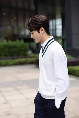 许凯学院风穿搭变身校草温润如玉阳光下轮廓立体精致帅气十足