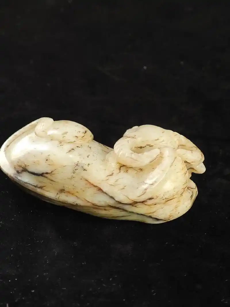 整体表达传神,有温顺安逸之感,牛毛纹与玉牛机体相得益彰,#古玉老