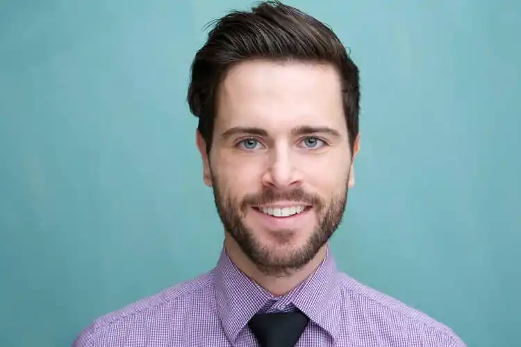 年轻英俊的男子