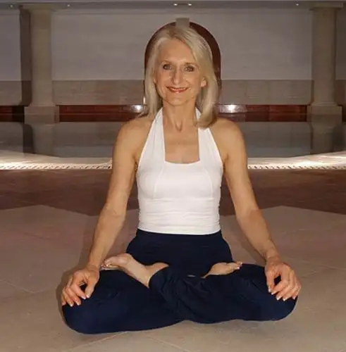 英国73岁瑜伽教练分享不老秘诀 下腰拉伸最重要