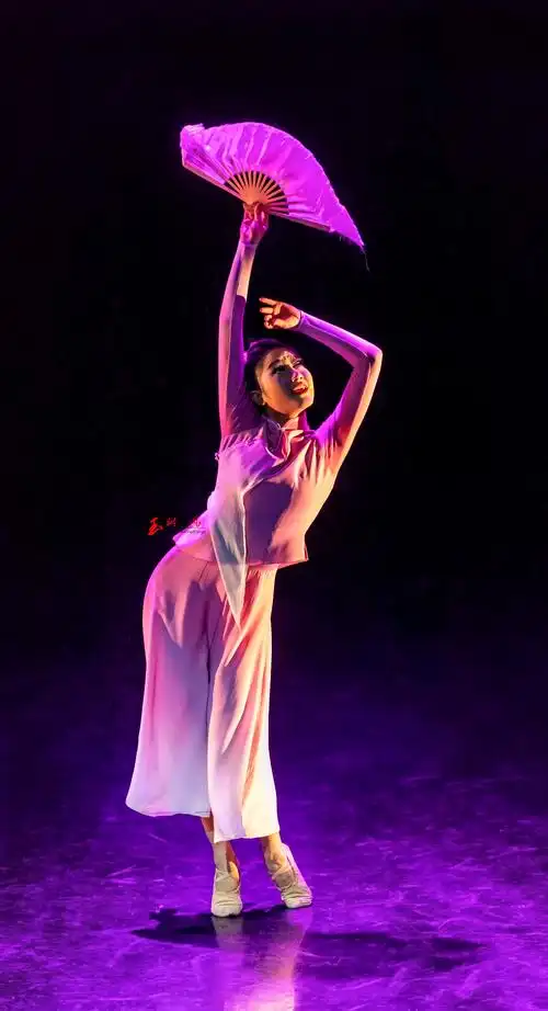 后附民族舞 现代舞照片.照片感光度最低:6400 ,感光度最高:25600