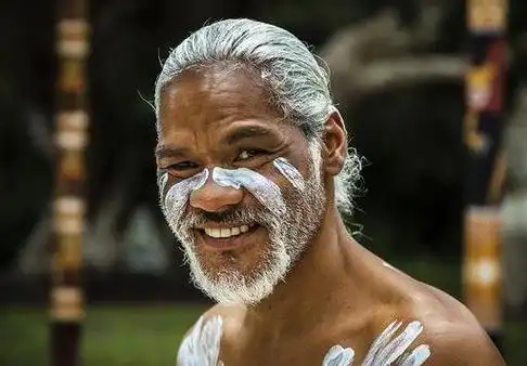 使用毛利语,属南岛语系波利尼西亚语族.