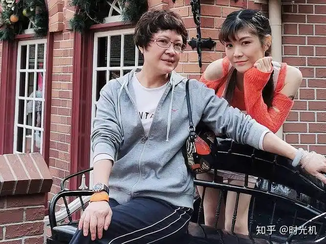 阿婵虎艳芬女儿苏秋妍直播调侃父亲苏志丹在家地位排狗后面