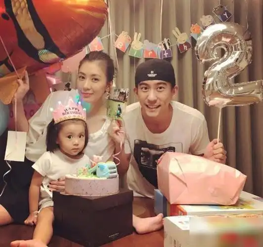 参观贾静雯和修杰楷的家一家人的衣服真不少走廊都要挂满衣服