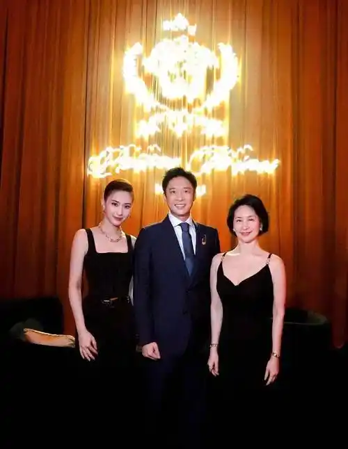 看得出来她是一个很注重大局的人,何超莲和何超云似乎站在c位上,何超