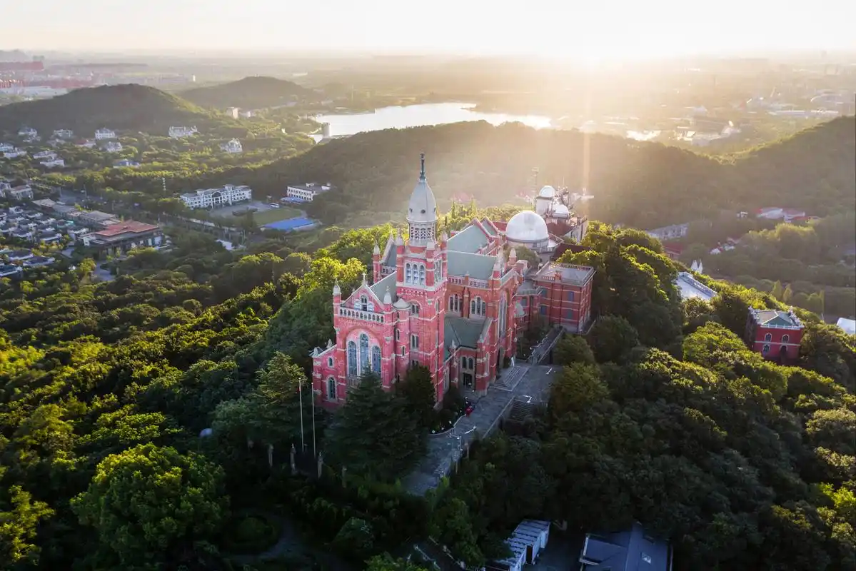 佘山国家森林公园,位于上海市郊西南松江境内,距市中心30公里,距虹桥