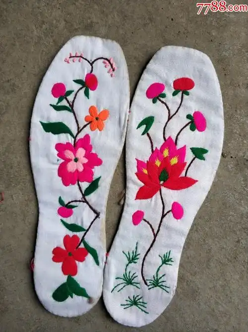 一双没有使用过的绣花鞋垫