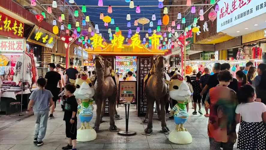 西域夜生活集散地敦煌夜市被誉为敦煌夜景图和风情画