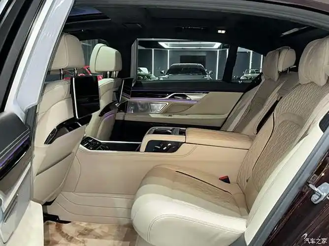 宝马m760li?6.6tv12?满配车型