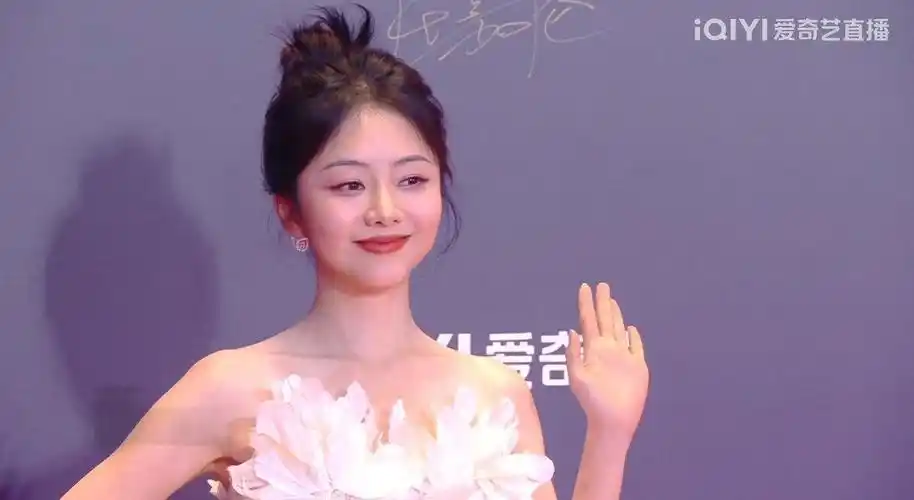 谭松韵尖叫之夜红毯 丸子头 羽毛花瓣裙好美啊!