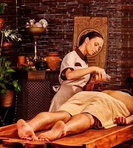 接受阿育吠陀spa治疗的男人.照片