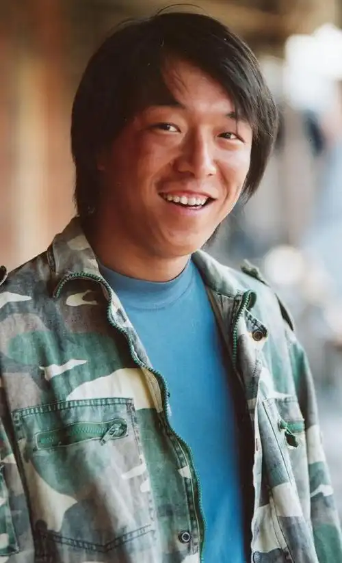 那时候黄渤还不出名,看那电视剧的时候我真以为黄渤是个民工,被导演拉