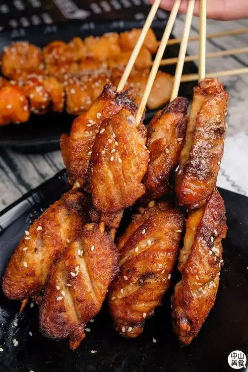 是烧烤的上等材料这对于我们每个人来说都不陌生烤鸡翅就是我们广东人