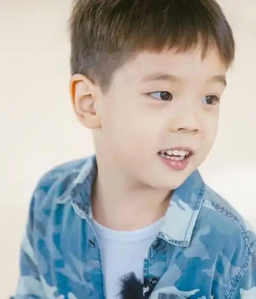 杜宇麒才是整容式长大小时候呆萌可爱如今浓眉大眼成王子