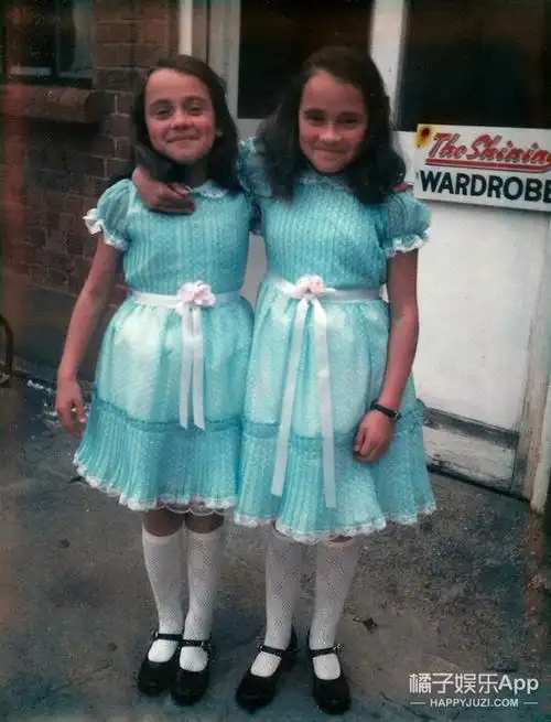 还记得《闪灵》里的双胞胎吗?她们长大变成这样了