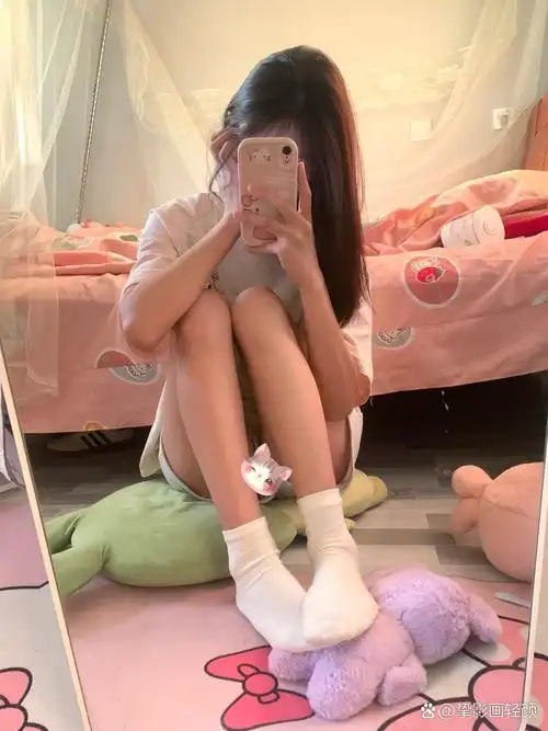 在家喜欢用手机镜头记录一下自己的穿搭日常