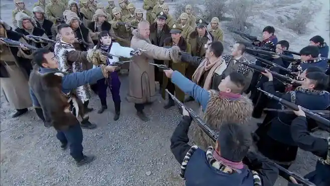 大西北剿匪:三股土匪合伙攻城,不料一支土匪零伤亡,原来在偷懒-影视综