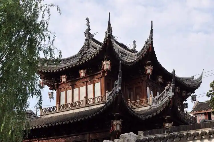 不但扩大了采光面,有利于排泄雨水,更是营造出壮观的气势和中国古建筑