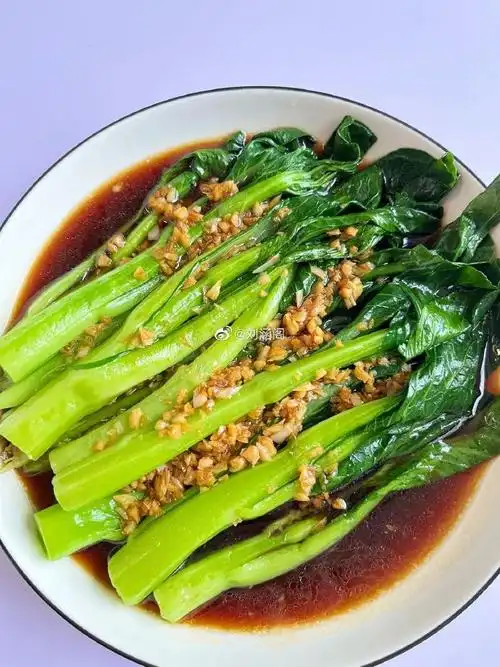 广东经典家常菜-蒜蓉菜心,碧绿油亮,清甜爽口,简单又营养的减肥减脂