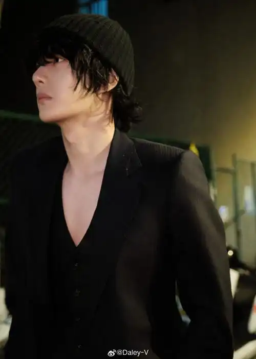 王一博没选红毯随便走##王一博深v毛线帽