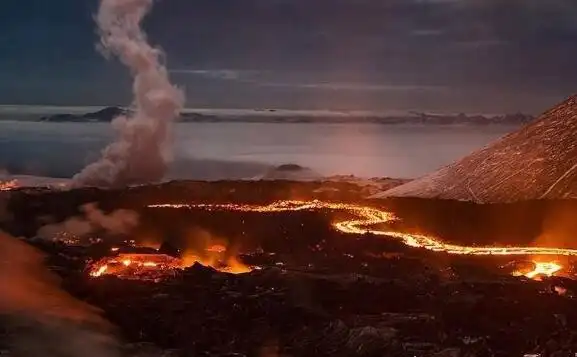 火山爆发的原因揭秘地球内部温度和密度不均匀会导致火山喷发