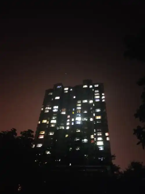 夜晚的楼房把你我照亮