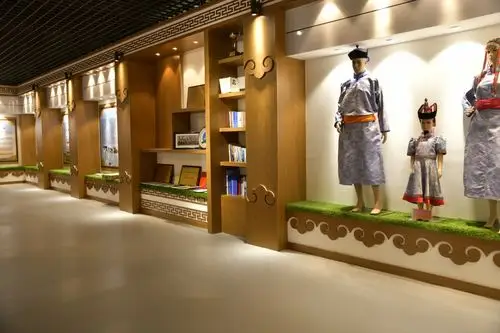 参观后旗民族团结进步展览馆