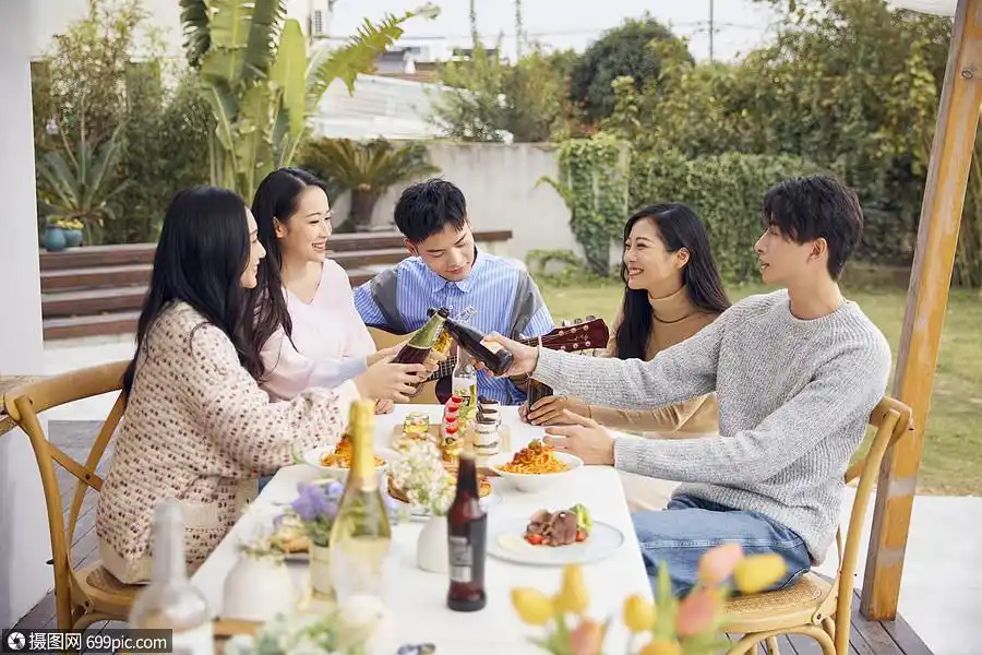 年轻人户外聚会青年庆祝