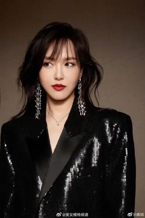 唐嫣一改甜美风黑衣红唇显超强气场脖颈线条绝美